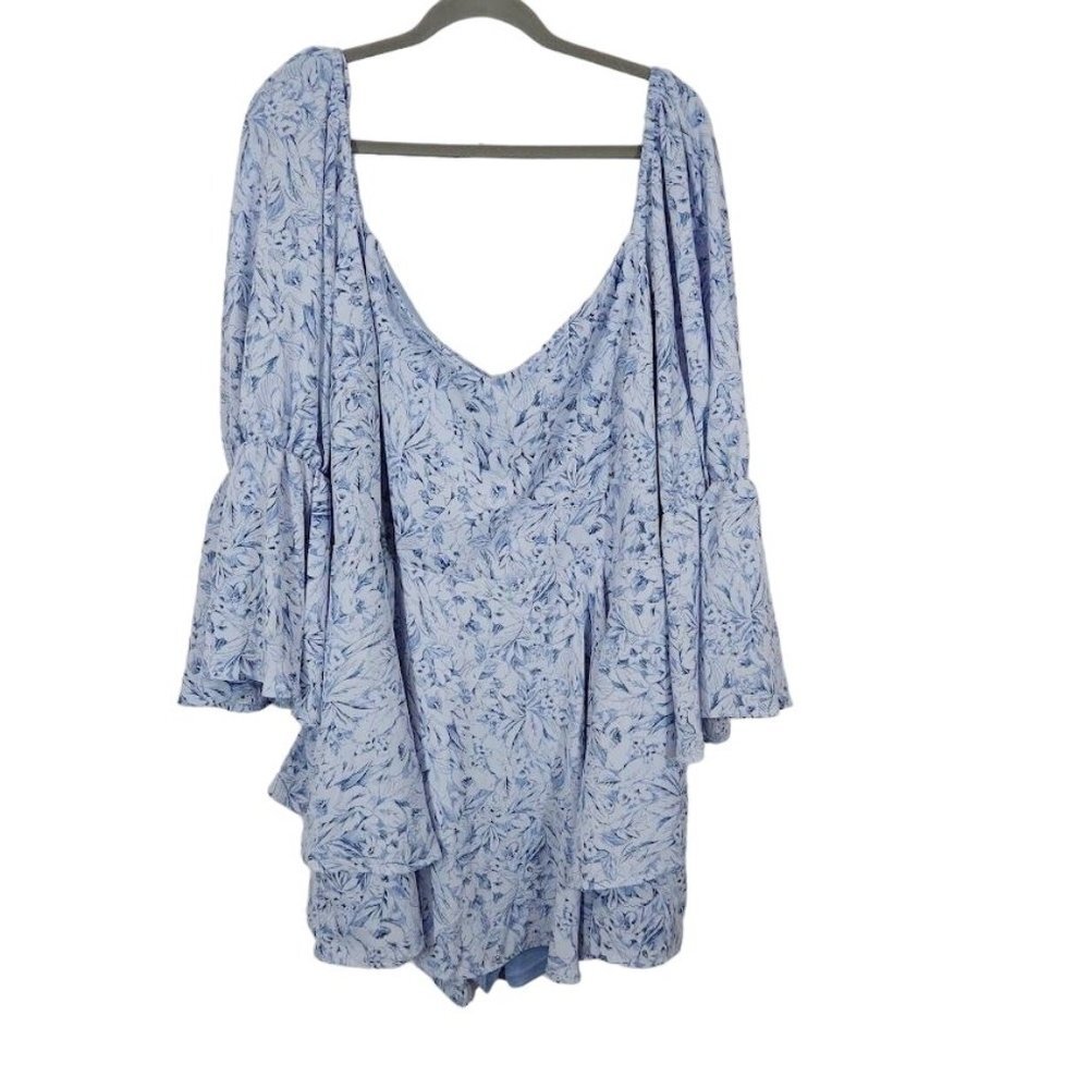 MISSGUIDED PLUS SIZE Floaty floral playsuit in Blue/White - Size US 22‎